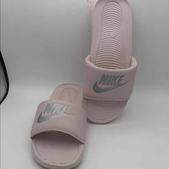Nike Women's Victori One Barely Rose/ metallic silver slides sandals shoes sz 10 - Picture 1 of 7